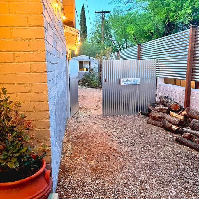 Cute Peaceful Tiny House Getaway W Backyard - Low Summer Rates! Tucson Exteriör bild